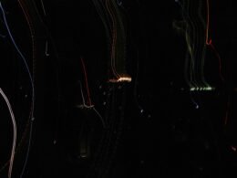 Rote und blaue Lichtstreifen auf dunklem Hintergrund, symbolisieren modernste Technologie und digitale Dynamik.