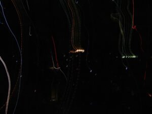 Rote und blaue Lichtstreifen auf dunklem Hintergrund, symbolisieren modernste Technologie und digitale Dynamik.