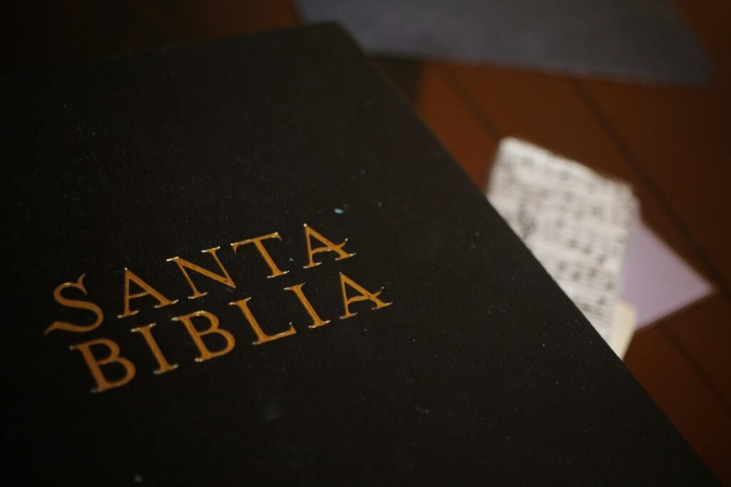 Schwarz-gelbes Buch auf einem braunen Holztisch, fotografiert für einen Artikel über Kreativität und Arbeitsumgebungen.