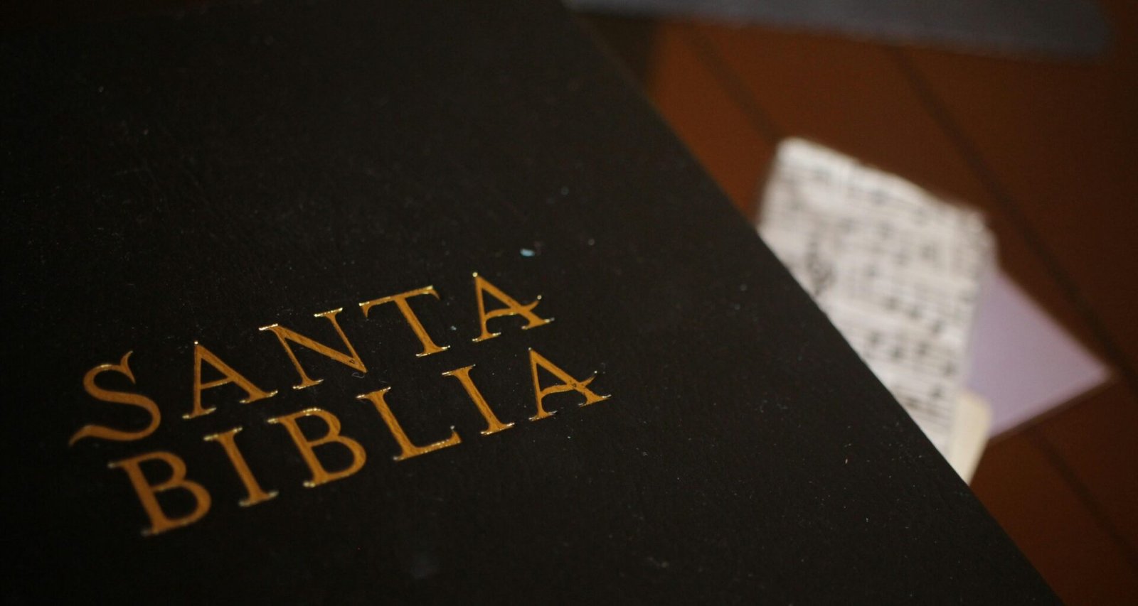 Schwarz-gelbes Buch auf einem braunen Holztisch, fotografiert für einen Artikel über Kreativität und Arbeitsumgebungen.