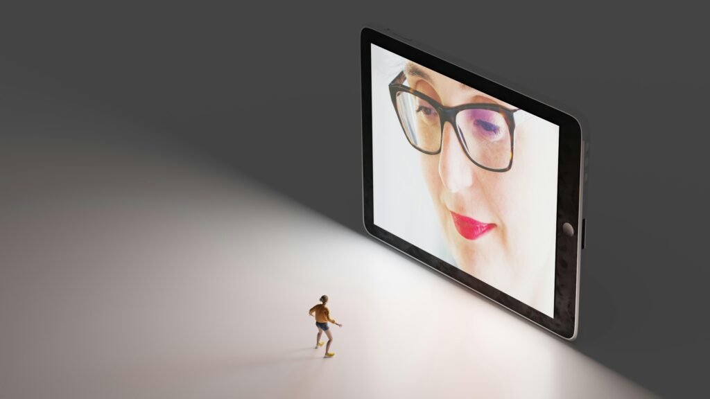 Schwarze Brillenfassung liegt flach auf einem weißen Tisch, minimalistisches und klares Arrangement für moderne Arbeitsumgebungen