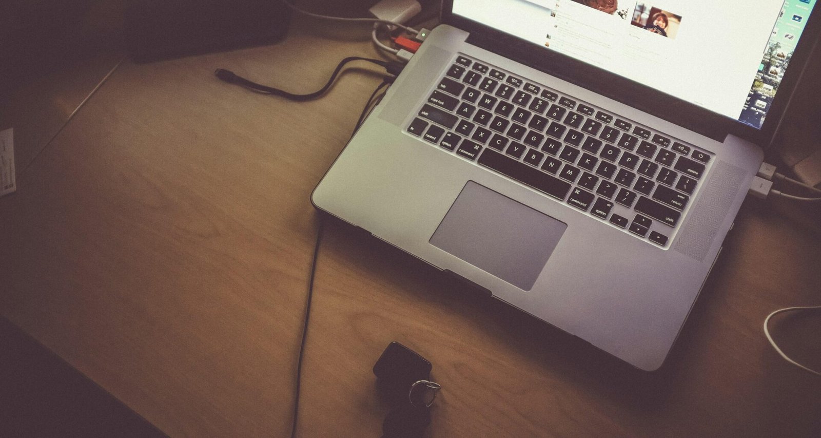 Nahaufnahme eines schwarzen und grauen Laptops, Tastatur und Touchpad im Fokus. Perfekt für Artikel zu Technologie und Digitalisierung.