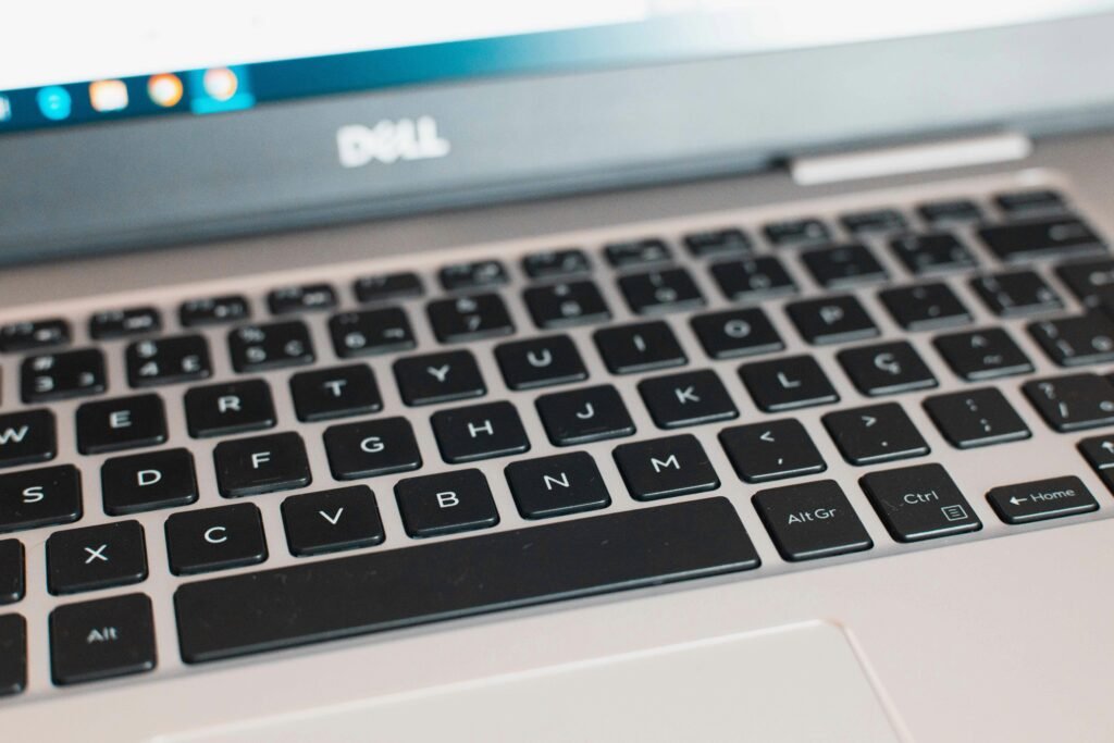 Schwarzer und silberner ASUS Laptop auf einem Tisch, geeignet für Arbeit oder Freizeit, fotografiert von danilo.alvesd