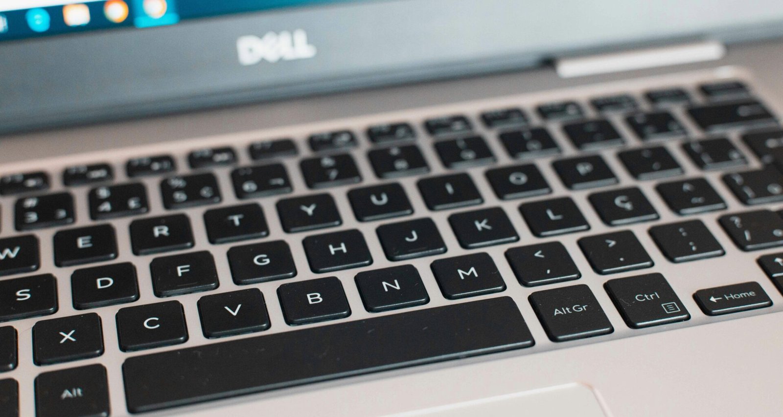 Schwarzer und silberner ASUS Laptop auf einem Tisch, geeignet für Arbeit oder Freizeit, fotografiert von danilo.alvesd