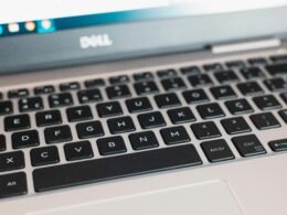 Schwarzer und silberner ASUS Laptop auf einem Tisch, geeignet für Arbeit oder Freizeit, fotografiert von danilo.alvesd