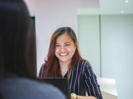 Frau trägt ein schwarz-weiß gestreiftes Oberteil, ideal als modisches Statement im Alltag oder Büro.
