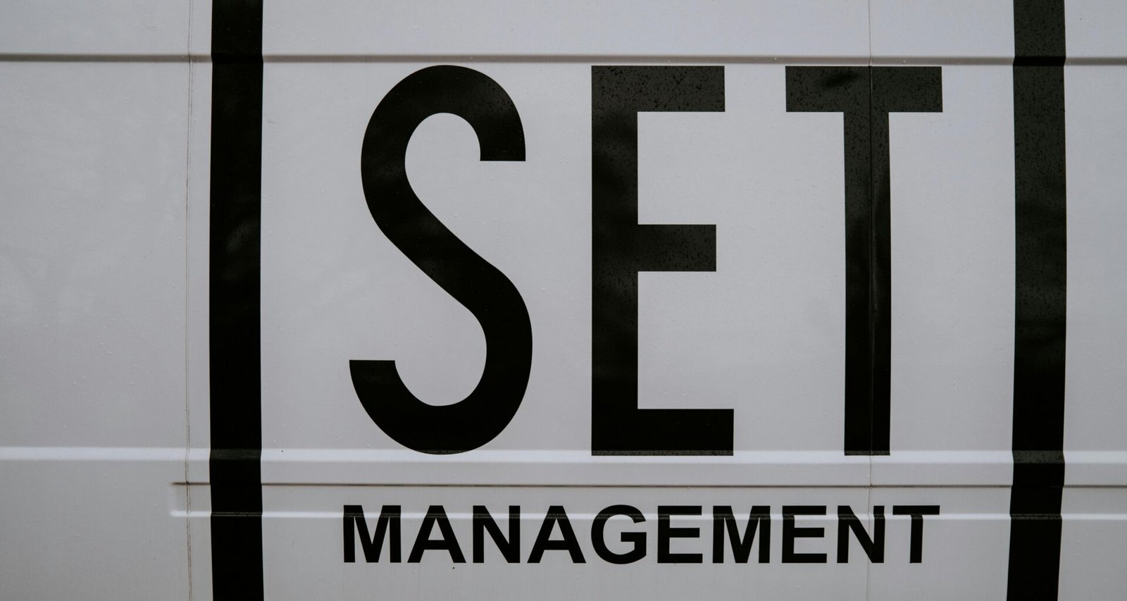 Schwarz-weißes Schild mit der groß dargestellten Zahl 5, geeignet als visueller Akzent in Technik- oder Marketing-Artikeln