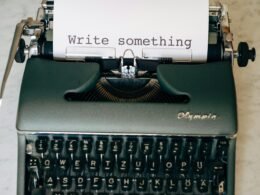 Schwarz-weiße Schreibmaschine auf grünem Tisch. Klare Linien und Vintage-Design, aufgenommen von Markus Winkler für ein Technikmagazin.