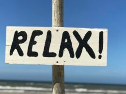 Schwarz-weiße Holzbeschilderung mit klaren Linien, aufgenommen aus der Nähe und geeignet für verschiedene Einsatzbereiche