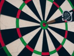 Schwarz-weißer und roter runder Pfeil, der eine dynamische Richtung zeigt – geeignet für Technik- und Marketingthemen