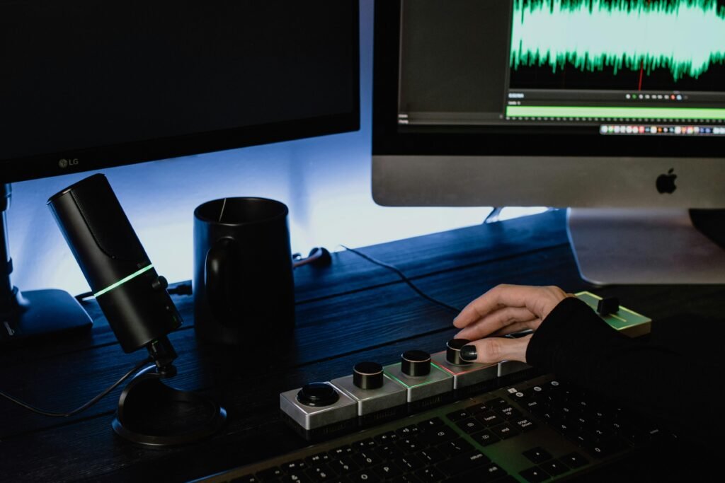 Schwarze Keramiktasse auf einem Schreibtisch neben einem silbernen iMac, aufgenommen im Büroalltag