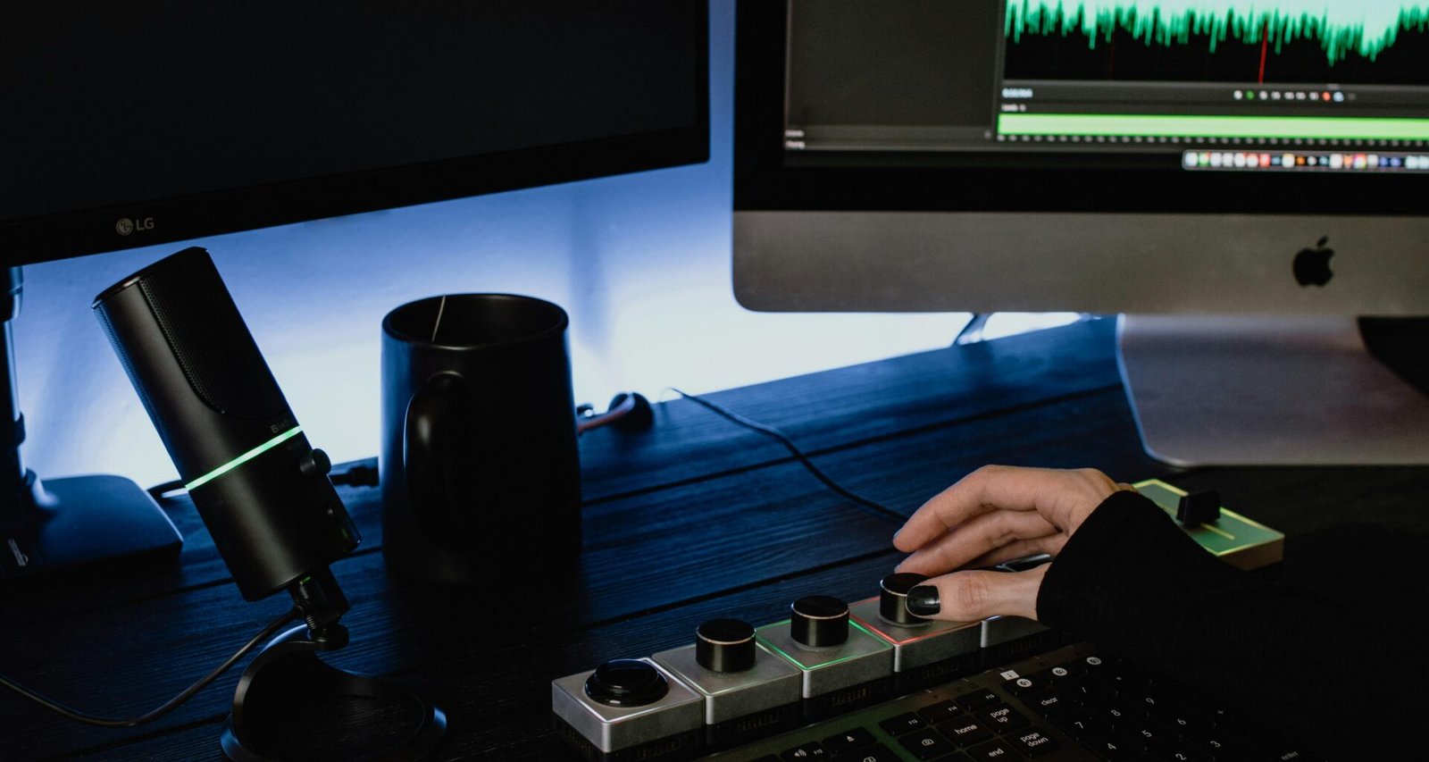 Schwarze Keramiktasse auf einem Schreibtisch neben einem silbernen iMac, aufgenommen im Büroalltag