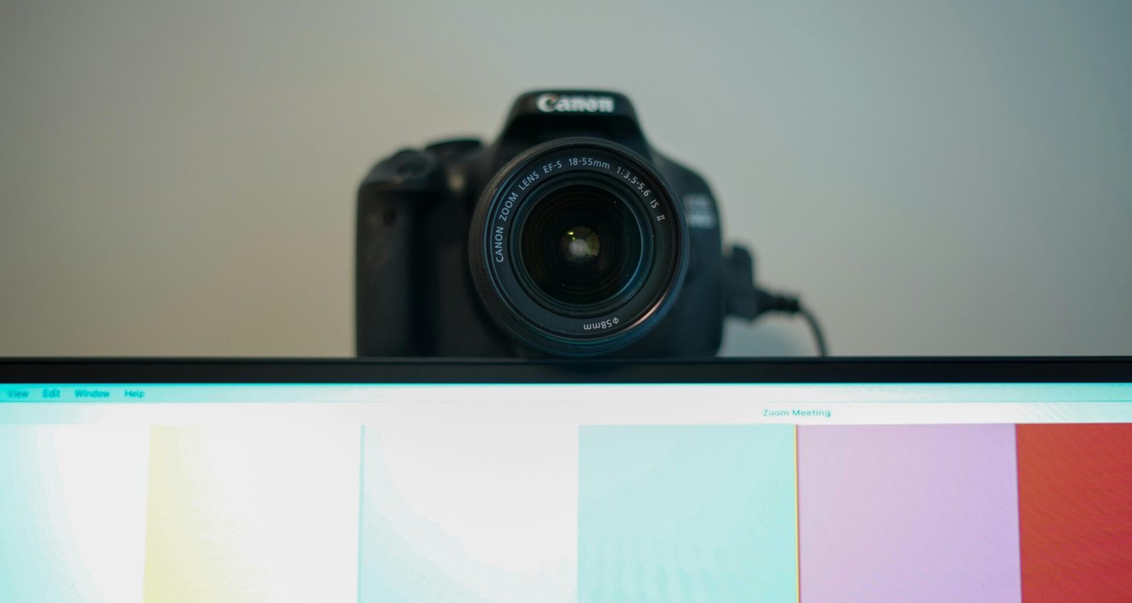 Schwarze Nikon DSLR Kamera steht auf weißem Tisch, aufgenommen im Studio, Fokus auf moderne Fototechnik.