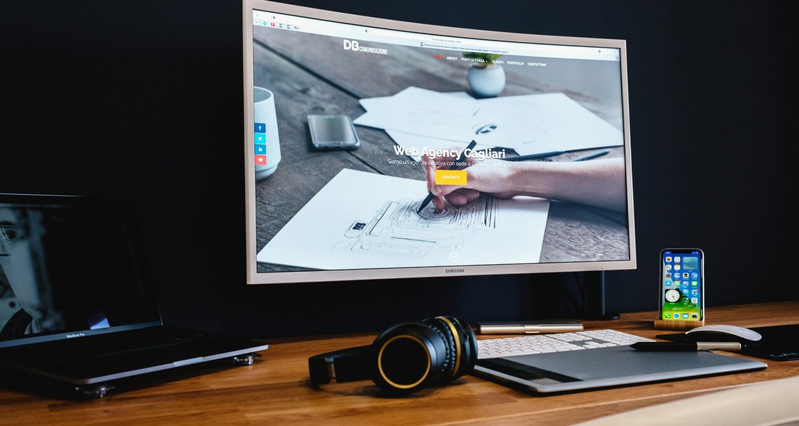 Schwarzer Flachbildfernseher auf braunem Holztisch in modernem Wohnbereich, Aufsicht, Tageslicht