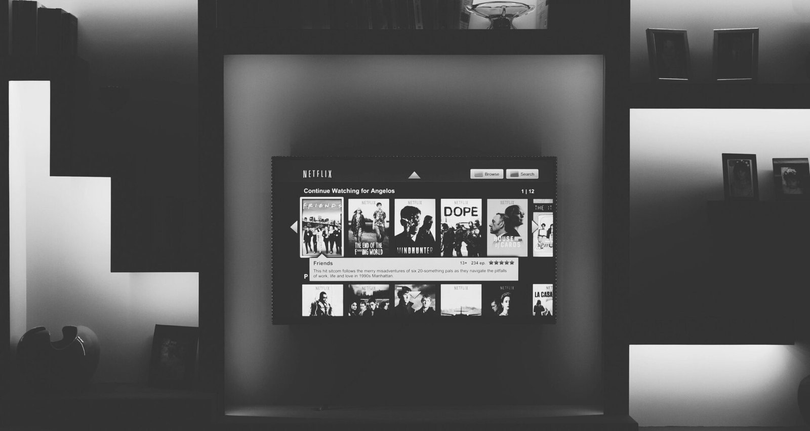 Schwarzer Flachbildfernseher auf einem Regal montiert, in einem modern eingerichteten Raum