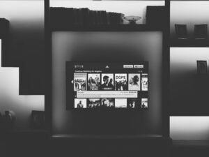 Schwarzer Flachbildfernseher auf einem Regal montiert, in einem modern eingerichteten Raum