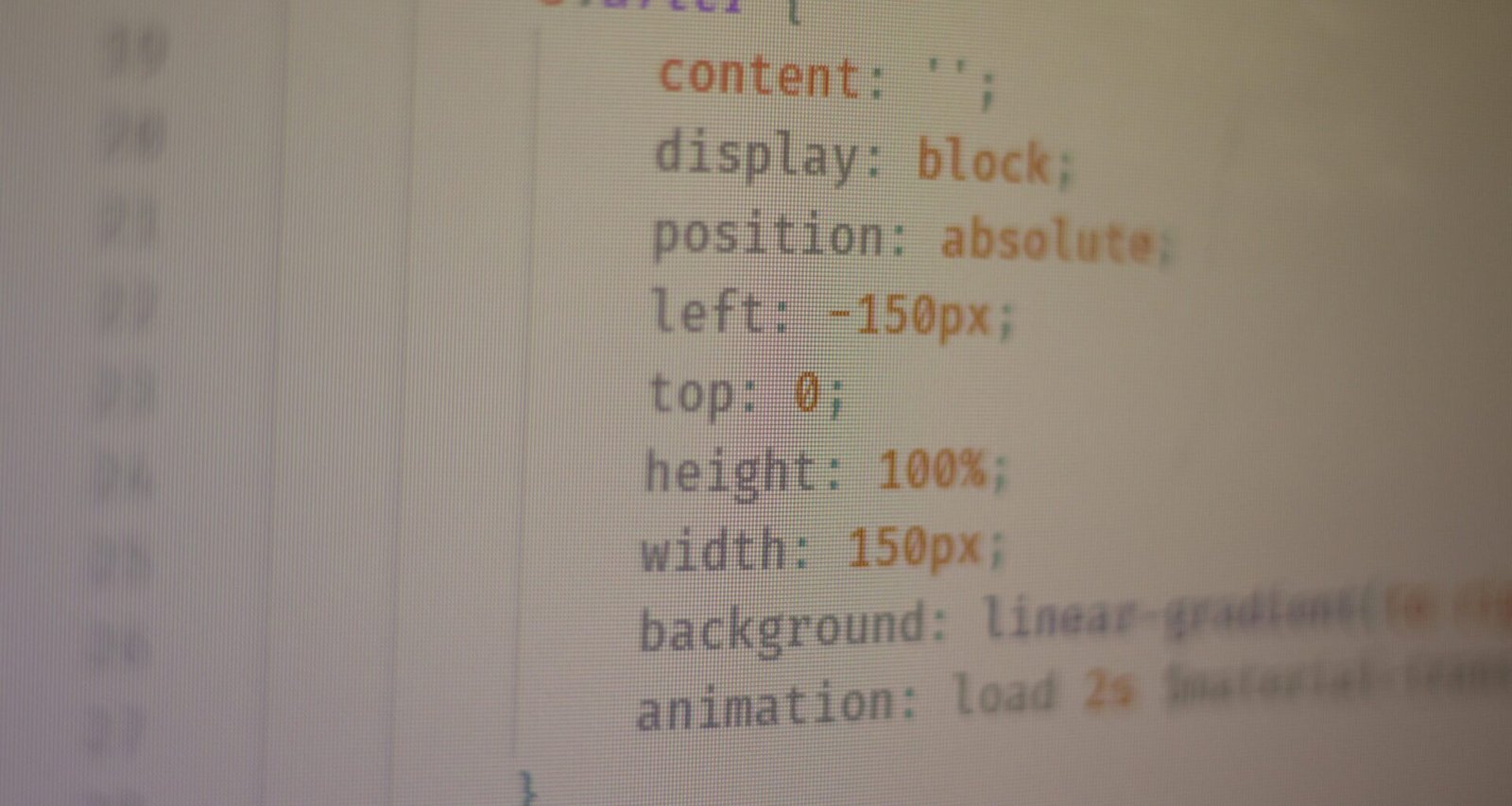 Schwarzer Flachbildschirm-Monitor auf einem modernen Schreibtisch als zentrales Element digitaler Arbeitsplätze