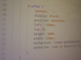 Schwarzer Flachbildschirm-Monitor auf einem modernen Schreibtisch als zentrales Element digitaler Arbeitsplätze