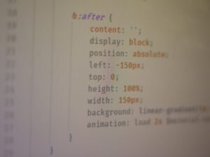 Schwarzer Flachbildschirm-Monitor auf einem modernen Schreibtisch als zentrales Element digitaler Arbeitsplätze