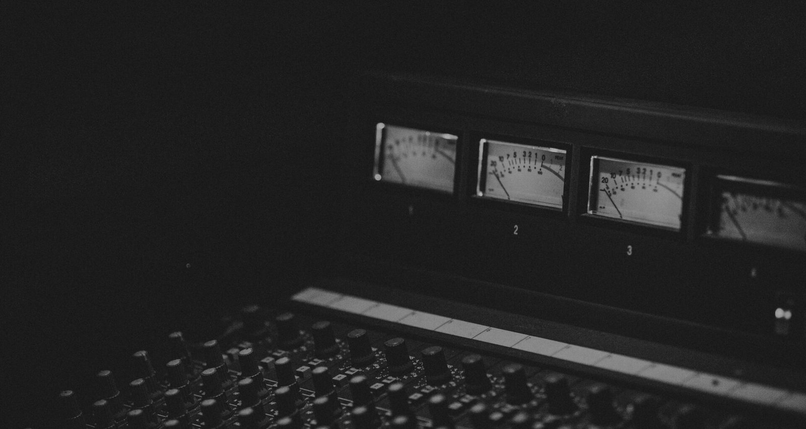 Schwarzer Laptop-Computer zeigt einen aktiven Musikplayer auf dem Bildschirm, perfekte Darstellung digitaler Musikanwendungen.