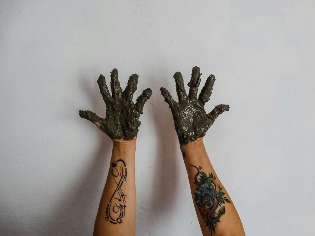 Schwarzbraunes Baum-Tattoo mit verzweigten Ästen als Körperkunst schwarz gestochen, ideal für Naturmotive