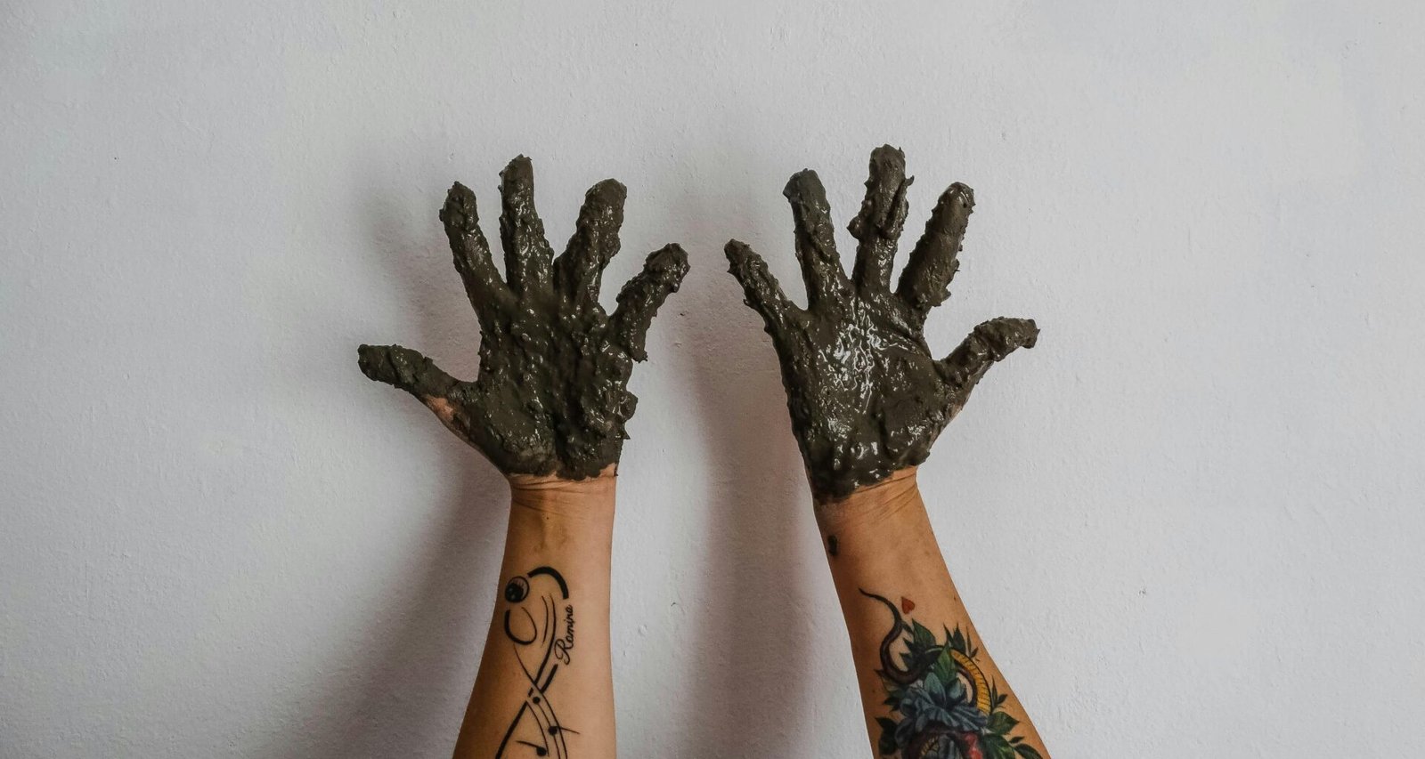 Schwarzbraunes Baum-Tattoo mit verzweigten Ästen als Körperkunst schwarz gestochen, ideal für Naturmotive