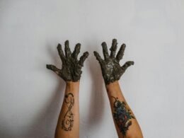 Schwarzbraunes Baum-Tattoo mit verzweigten Ästen als Körperkunst schwarz gestochen, ideal für Naturmotive