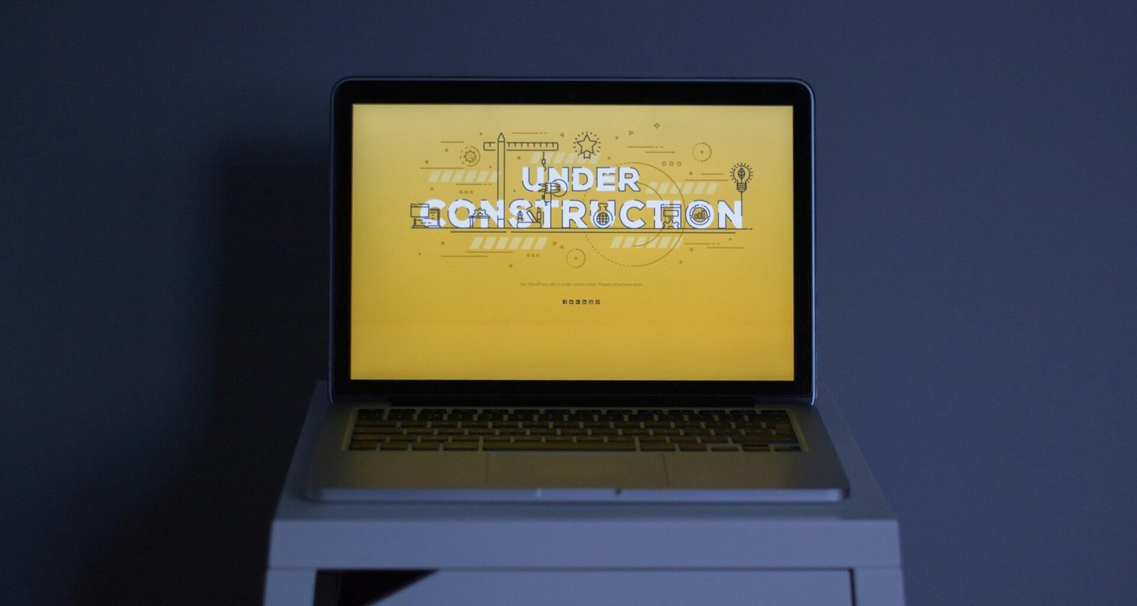 Schwarzer und silberner Laptop-Computer auf einem Tisch, geeignet für technische Arbeiten und Online-Marketing-Aufgaben