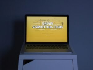 Schwarzer und silberner Laptop-Computer auf einem Tisch, geeignet für technische Arbeiten und Online-Marketing-Aufgaben