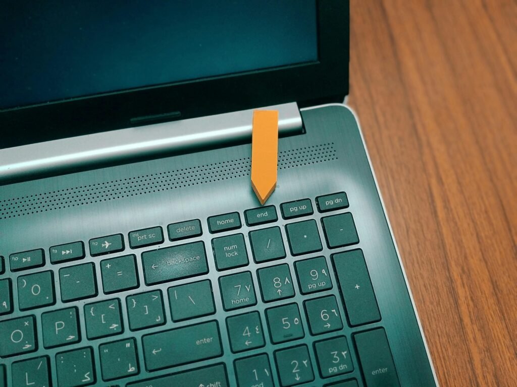 Schwarz-silberner Laptop auf einem Tisch, geeignet für Arbeiten im Bereich Technologie, Online Marketing und SEO
