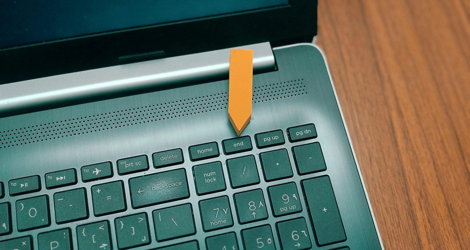 Schwarz-silberner Laptop auf einem Tisch, geeignet für Arbeiten im Bereich Technologie, Online Marketing und SEO