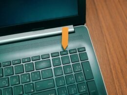 Schwarz-silberner Laptop auf einem Tisch, geeignet für Arbeiten im Bereich Technologie, Online Marketing und SEO
