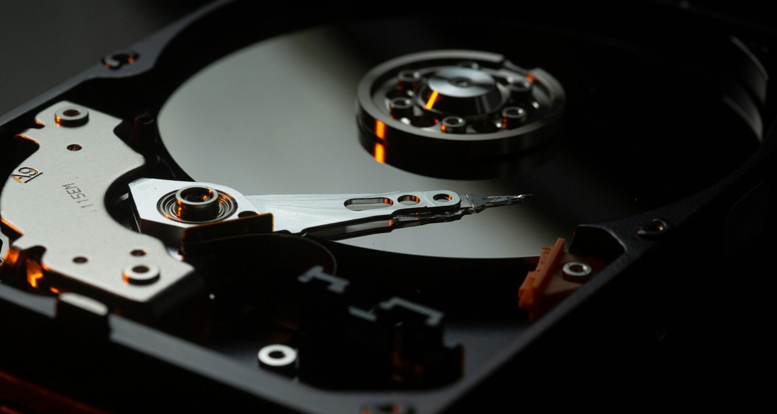 Schwarzer und silberner Plattenspieler steht auf einem braunen Holztisch, Fokus auf technische Details des Geräts