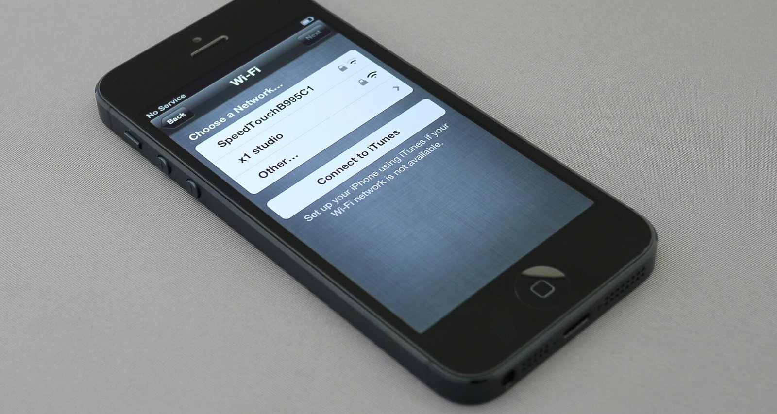 Schwarzes iPhone 5 in Nahaufnahme, liegend auf einer Oberfläche, aufgenommen von Brett Jordan