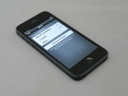 Schwarzes iPhone 5 in Nahaufnahme, liegend auf einer Oberfläche, aufgenommen von Brett Jordan
