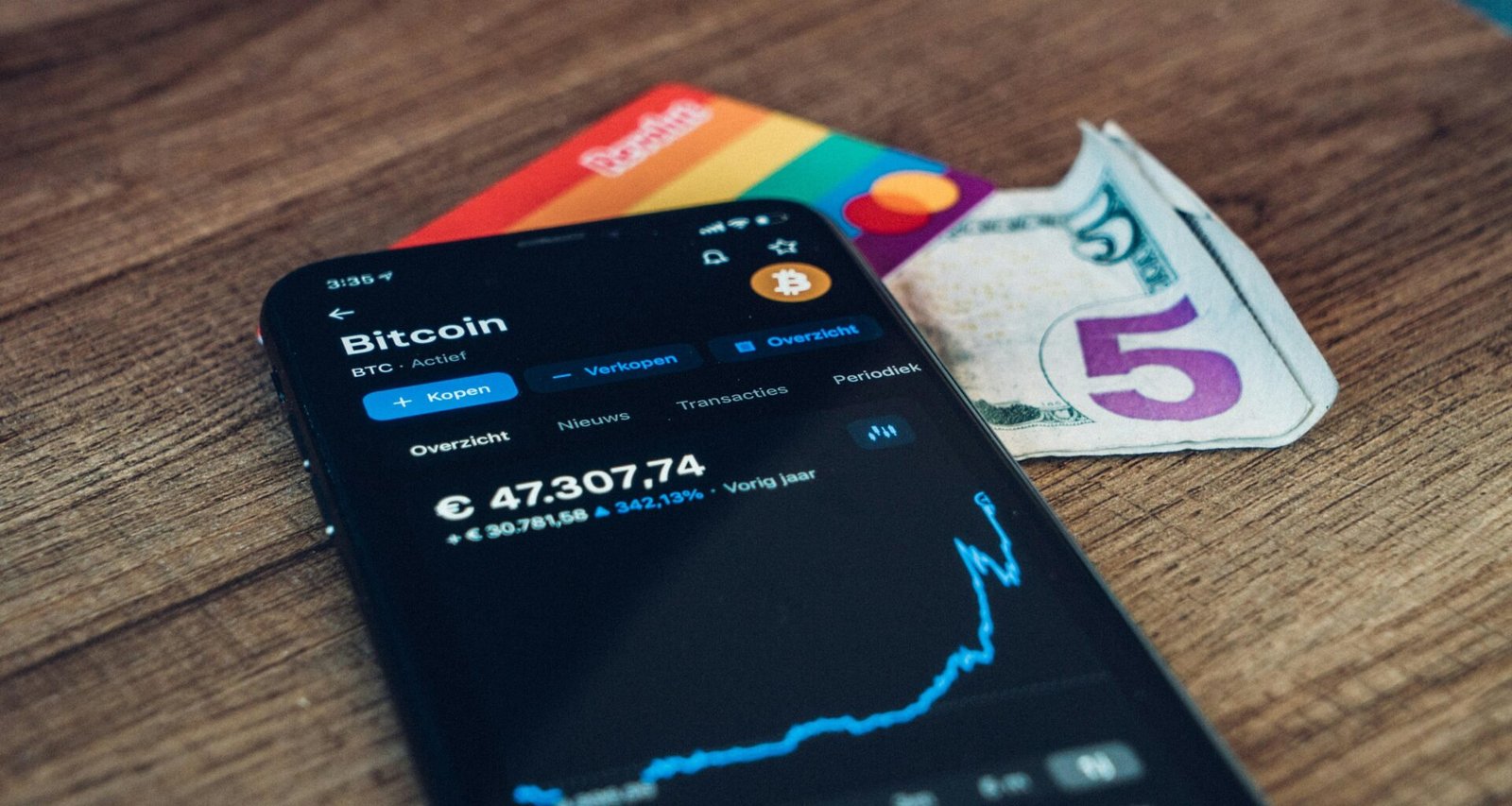 Schwarzes Samsung Android Smartphone liegt auf braunem Holztisch, geeignet für Technik- und Online-Marketing Artikel