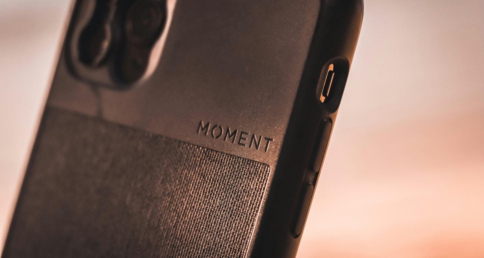 Schwarzes Samsung Galaxy Smartphone liegt auf einem braunen Holztisch, Fokus auf die elegante Erscheinung des Geräts.