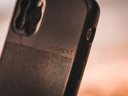 Schwarzes Samsung Galaxy Smartphone liegt auf einem braunen Holztisch, Fokus auf die elegante Erscheinung des Geräts.