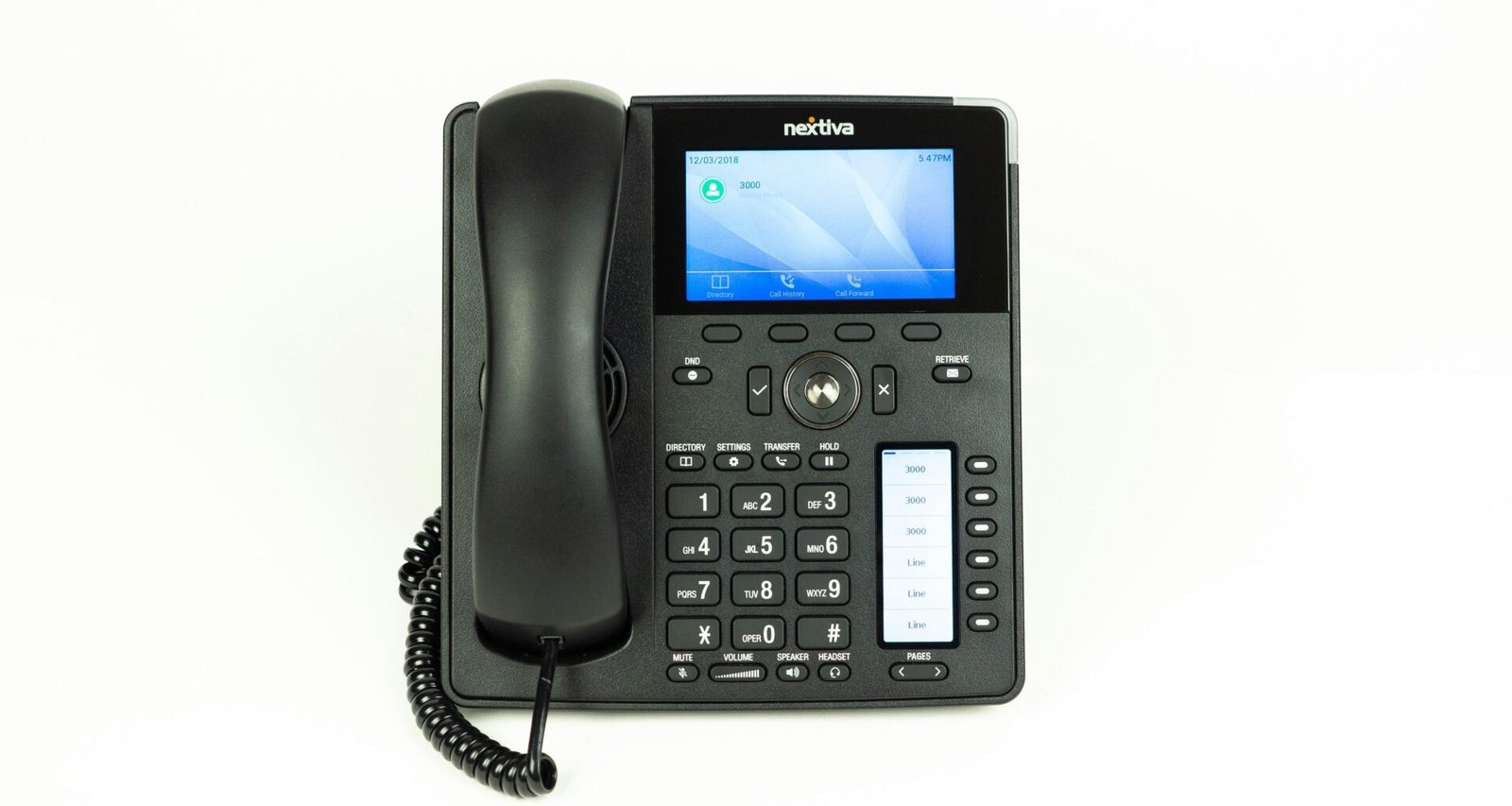 Schwarzes und graues IP-Tischtelefon als Symbol moderner Telekommunikation am Arbeitsplatz