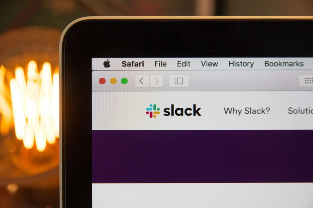 Das Slack-Logo vor einfarbigem Hintergrund, deutlich sichtbar und zentriert, als Symbol für digitale Teamkommunikation abgebildet.