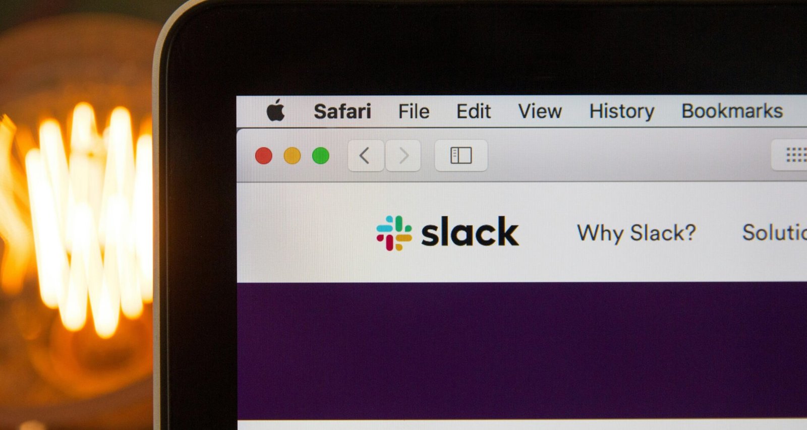 Abbildung des Slack Logos auf dunklem Hintergrund, aufgenommen von Stephen Phillips - Hostreviews.co.uk