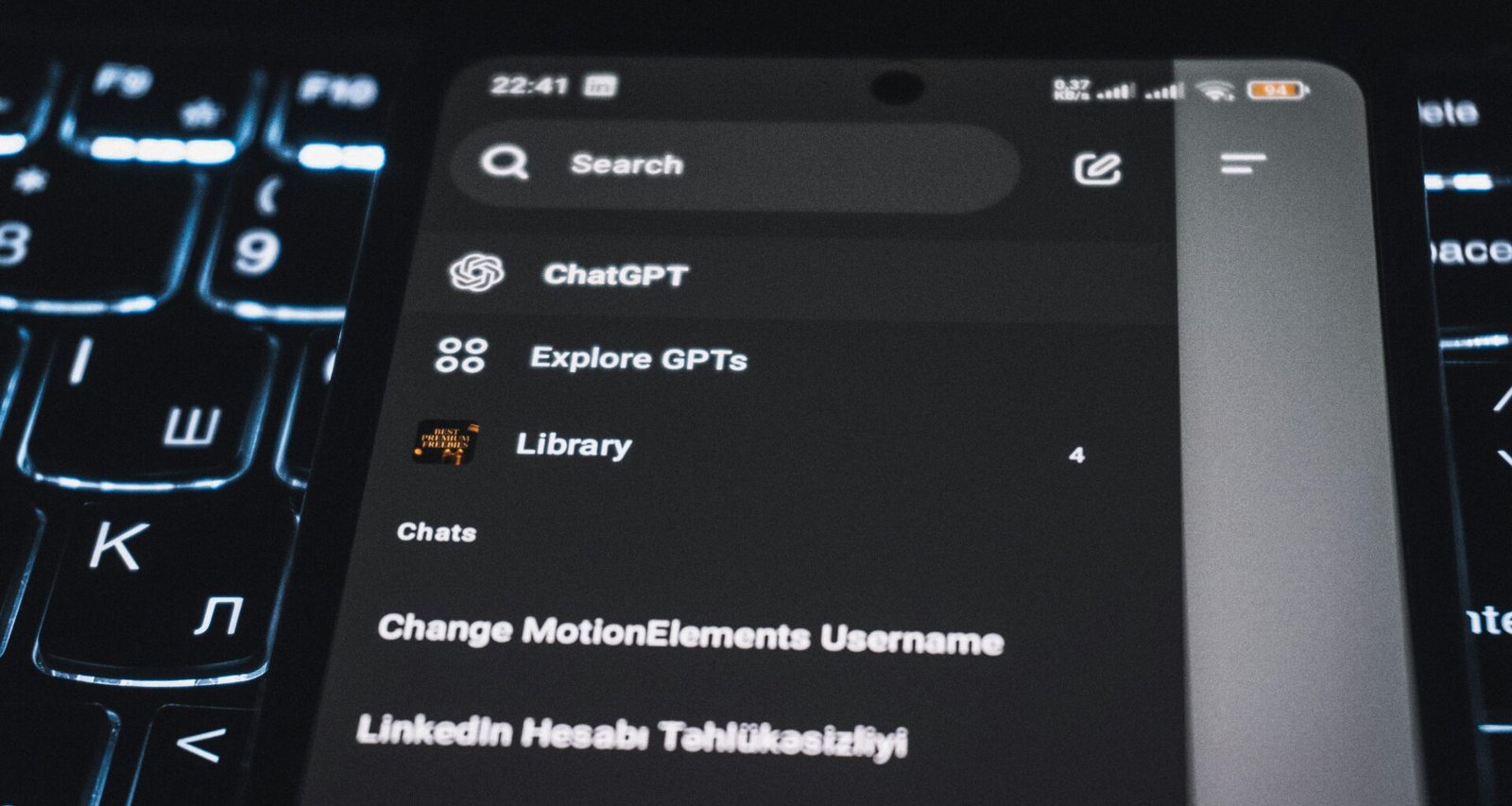Smartphone-Bildschirm mit geöffneter ChatGPT-Oberfläche auf einer Computer-Tastatur im Überblick