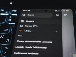 Smartphone-Bildschirm mit geöffneter ChatGPT-Oberfläche auf einer Computer-Tastatur im Überblick