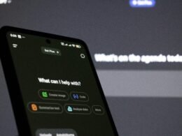 Smartphone mit offener KI-Assistenten-Oberfläche, die eine aktuelle Interaktion mit künstlicher Intelligenz zeigt