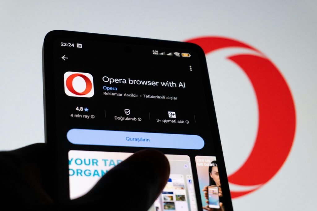 Ein Smartphone-Bildschirm mit geöffneter Opera Browser-App und sichtbaren KI-Funktionen auf einem Holztisch