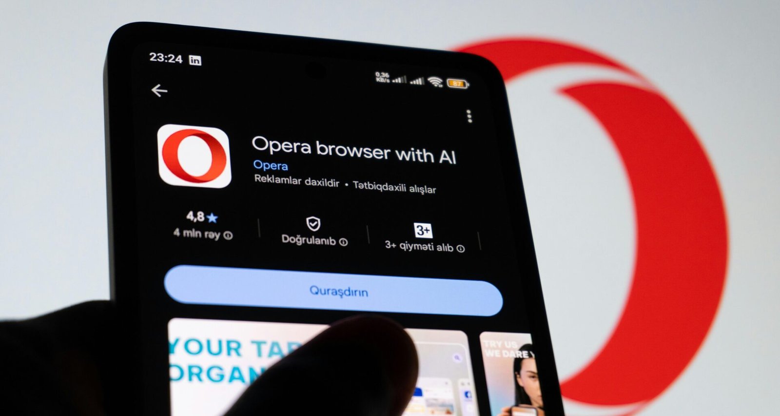 Ein Smartphone-Bildschirm mit geöffneter Opera Browser-App und sichtbaren KI-Funktionen auf einem Holztisch