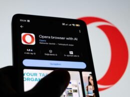 Ein Smartphone-Bildschirm mit geöffneter Opera Browser-App und sichtbaren KI-Funktionen auf einem Holztisch