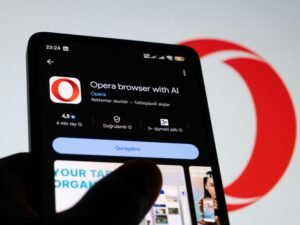 Ein Smartphone-Bildschirm mit geöffneter Opera Browser-App und sichtbaren KI-Funktionen auf einem Holztisch