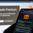 Smartphone zeigt die Benutzeroberfläche von LinkedIn Premium mit verschiedenen Funktionen und Profi-Optionen an.