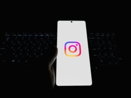 Ein Smartphone mit dem Instagram-Logo, platziert auf einer Computertastatur – Symbol für Social Media Nutzung im Arbeitsumfeld.